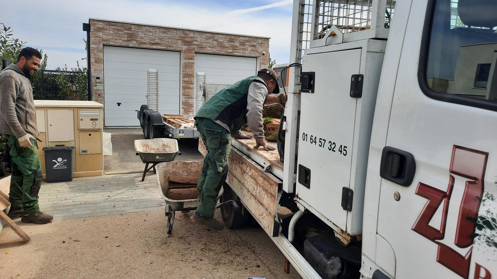 ouvriers qui déchargent un camion