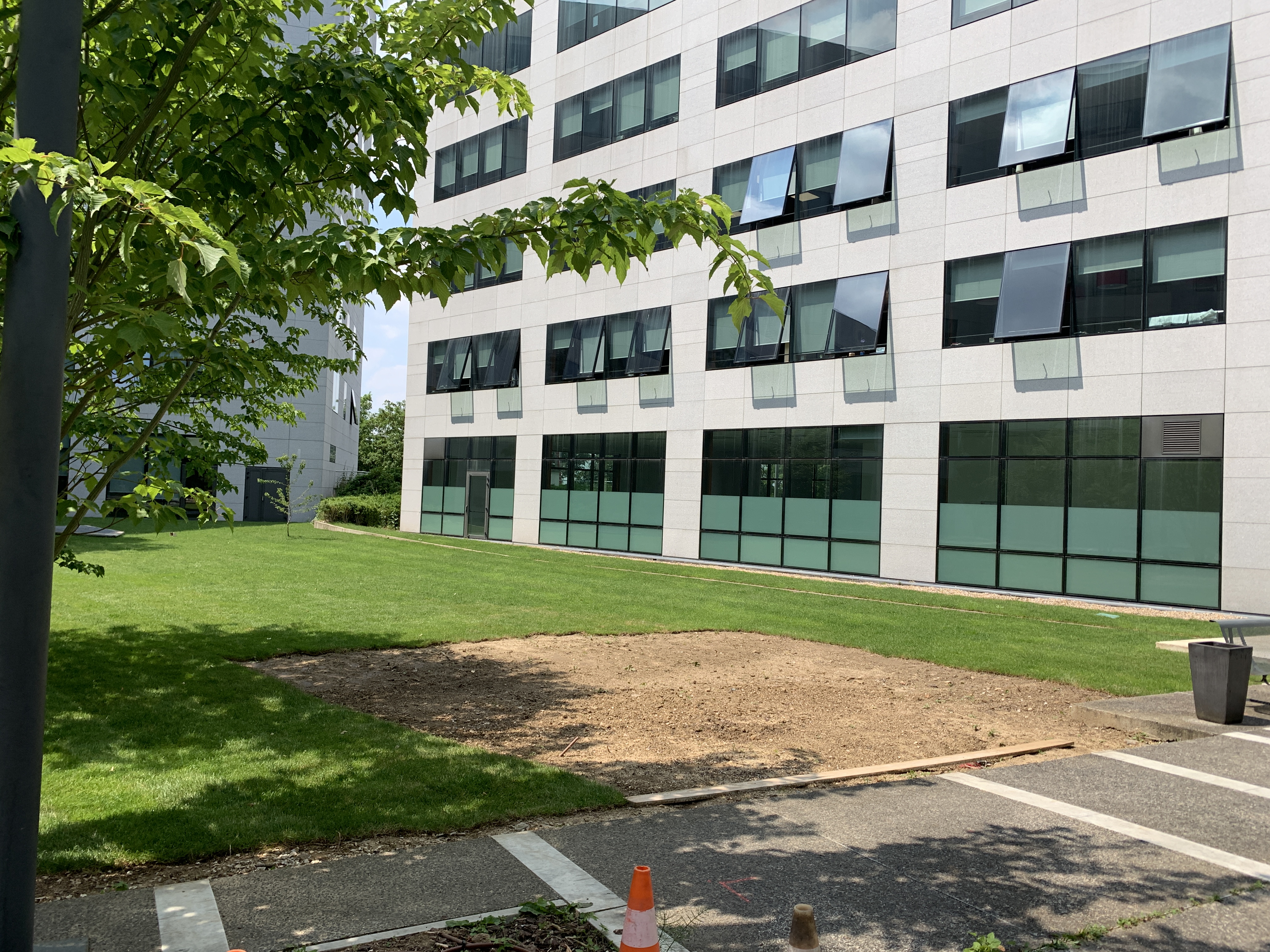 jardin et parking en travaux