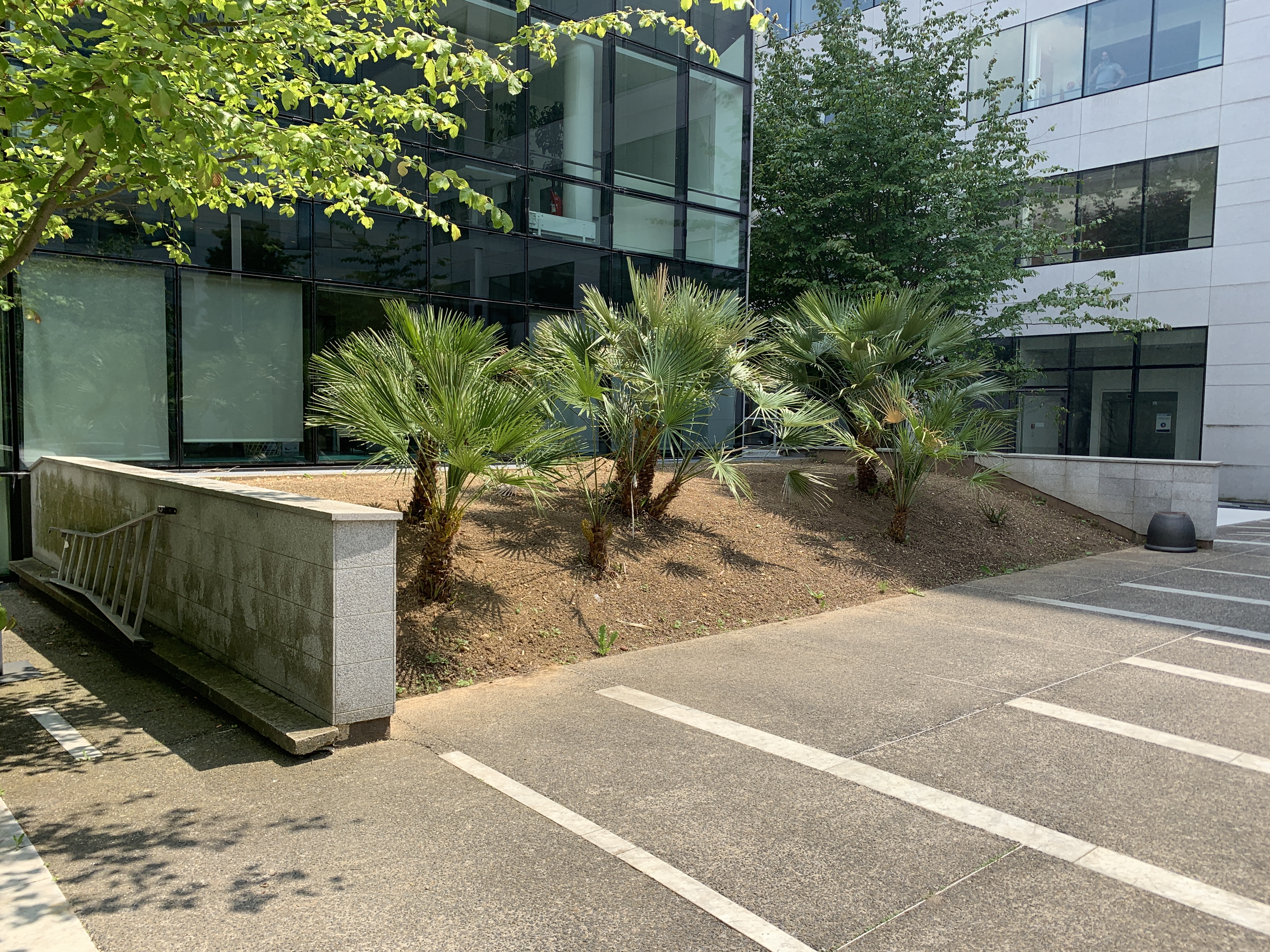petit parking extérieur