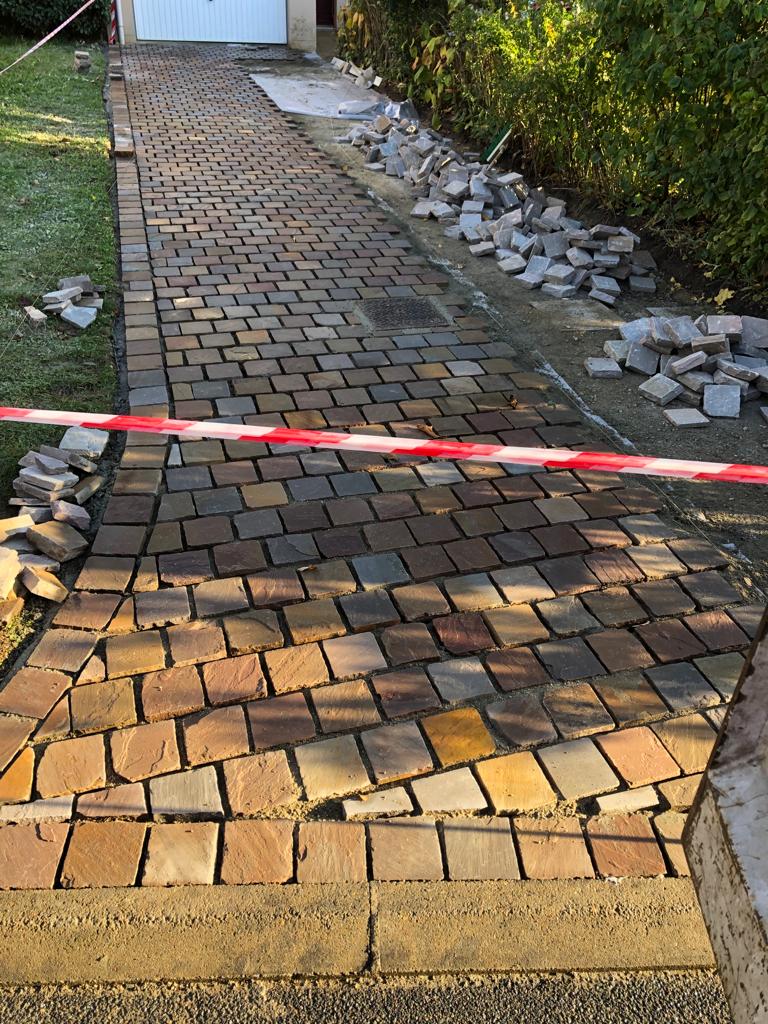 chemin en pavés barré