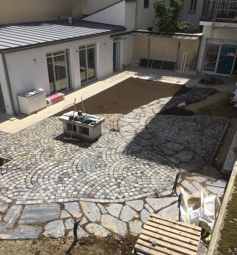 cour en pavés vue d'en haut